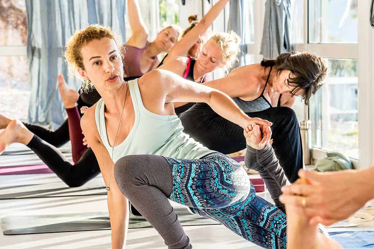Power Yoga vs Vinyasa: How To Differentiate?